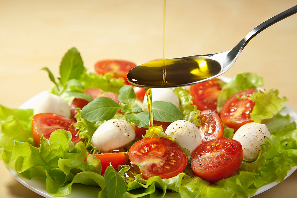 salad-with-olive-oil-(high-resolution)